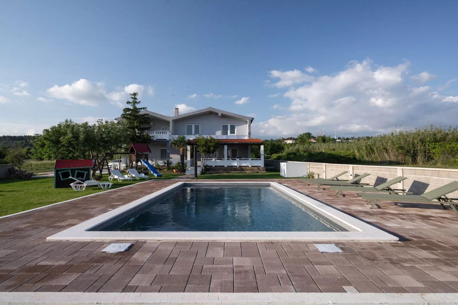 Three-Bedroom House-Piscine