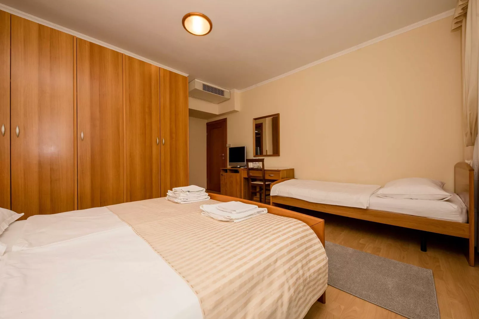 Guest House Villa Anggela - Comfort Triple room with Balcony and Sea View (Br4)-Indoor