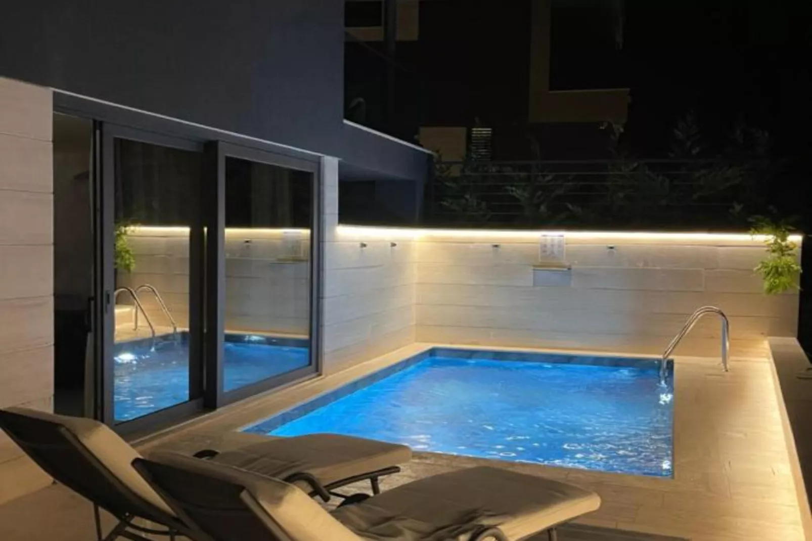 Leonarda Waterfront Residences-Two-Bedroom Apartment with private pool (The Bayfront One) -S5-Swimming pool