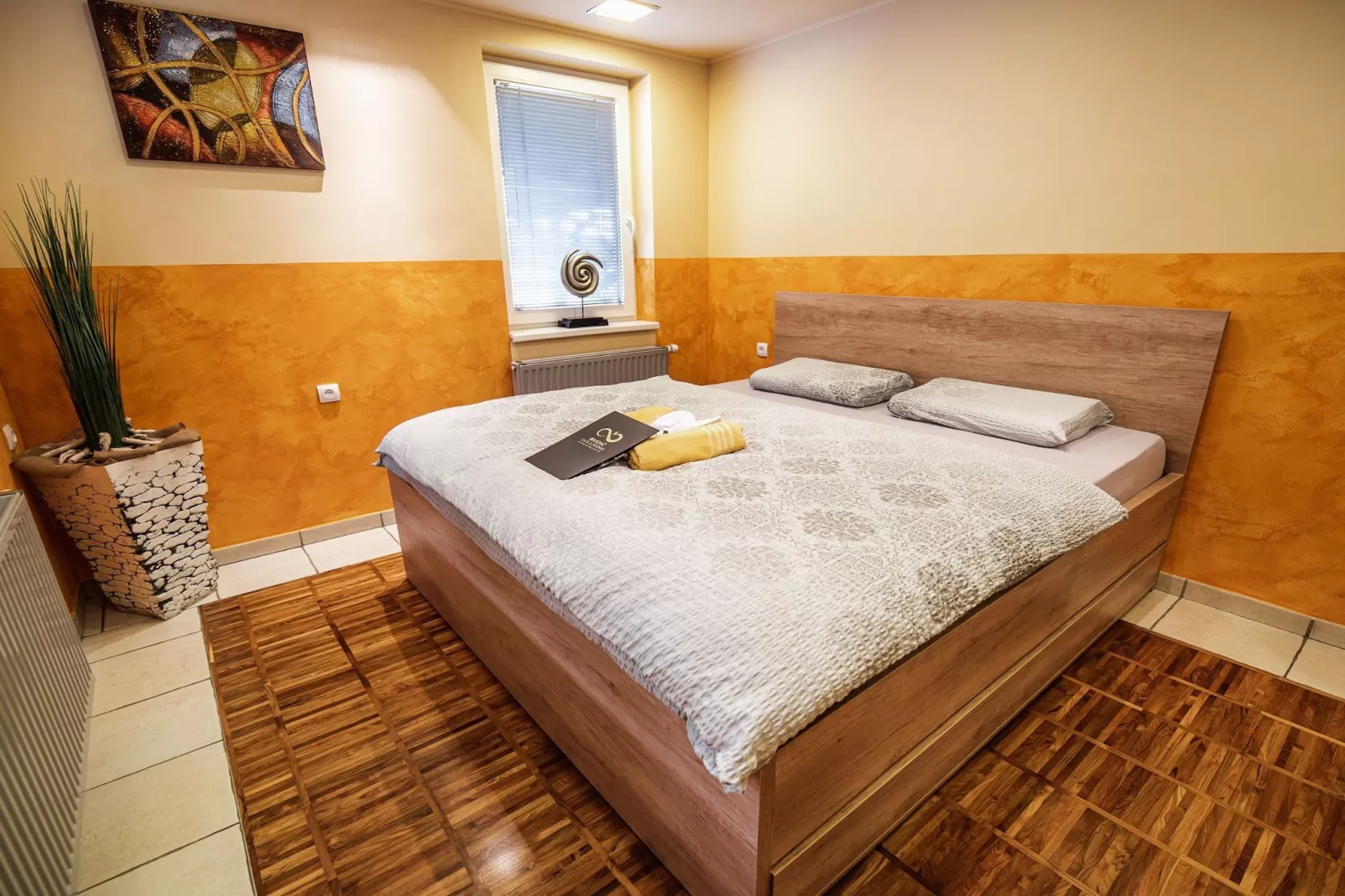 Elegant and Stylish Retreat Apartments with Terrace - Two Bedroom Apartment with Terrace-Chambre