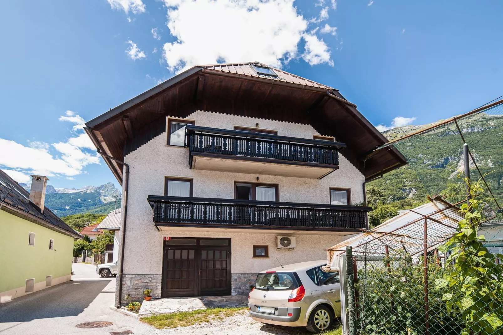 Mountain View Haven Apartments - One Bedroom Apartment  with Balcony-Im Freien