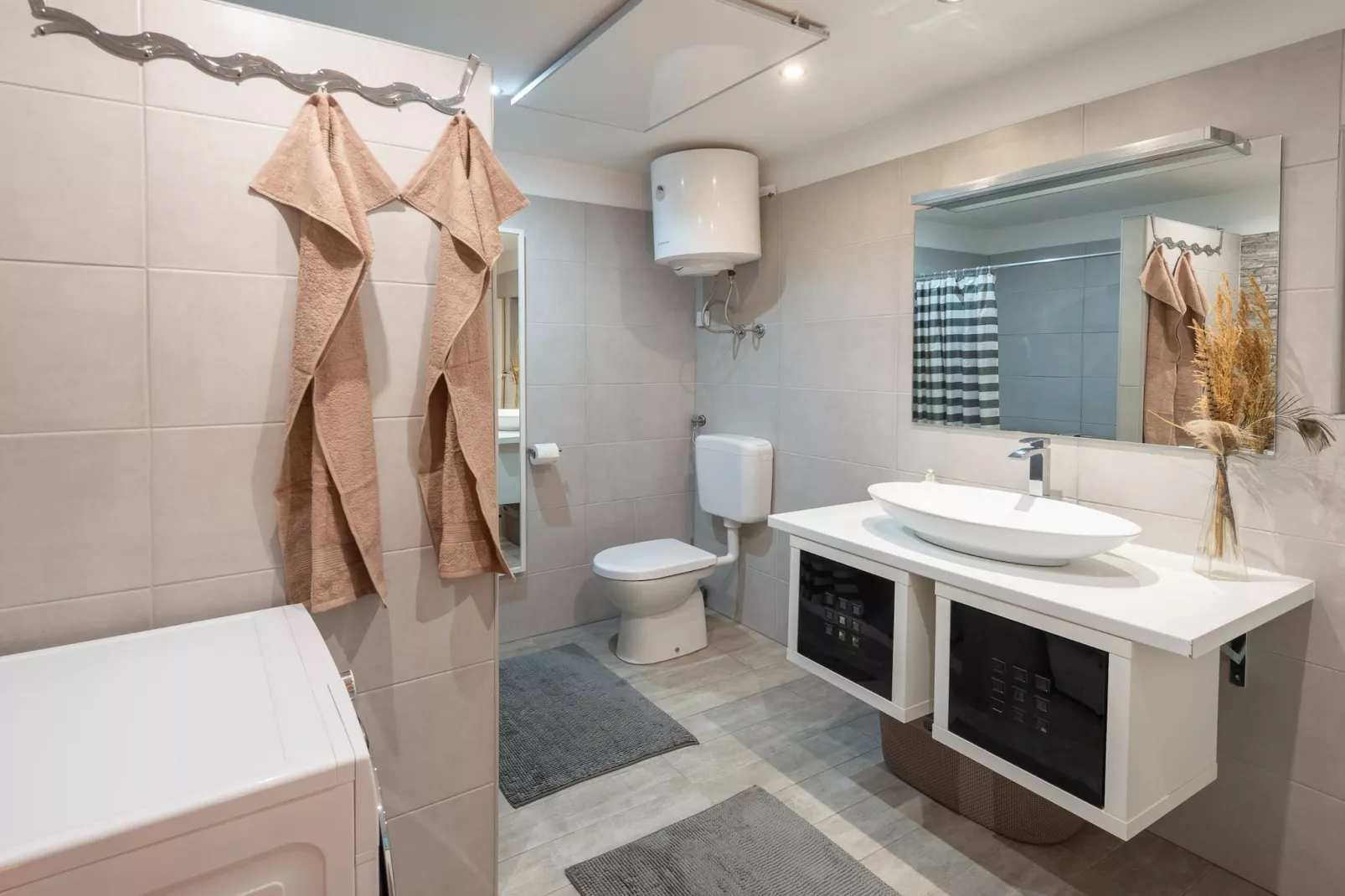 Family-Friendly Serene Retreat Holiday Home - Four Bedroom Holiday Home  with Terrace-Salle de bain