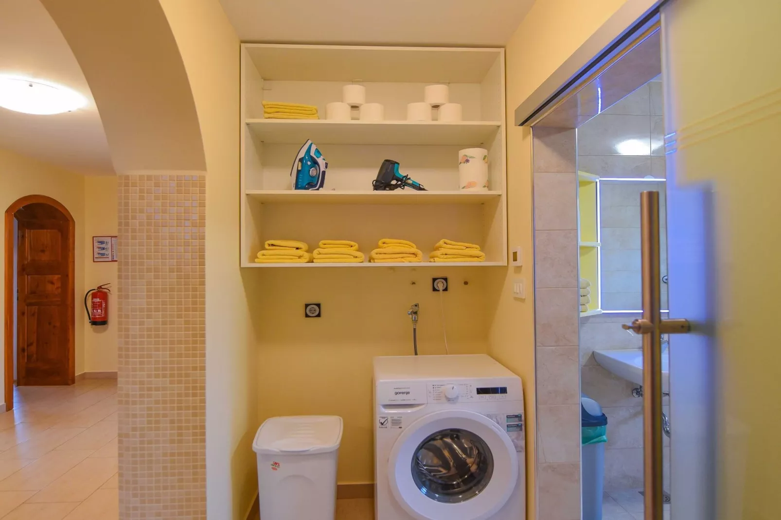 Cozy Luxe Holiday Home with Natural Thermal Bath - Seven Bedroom Holiday Home-Salle de bain