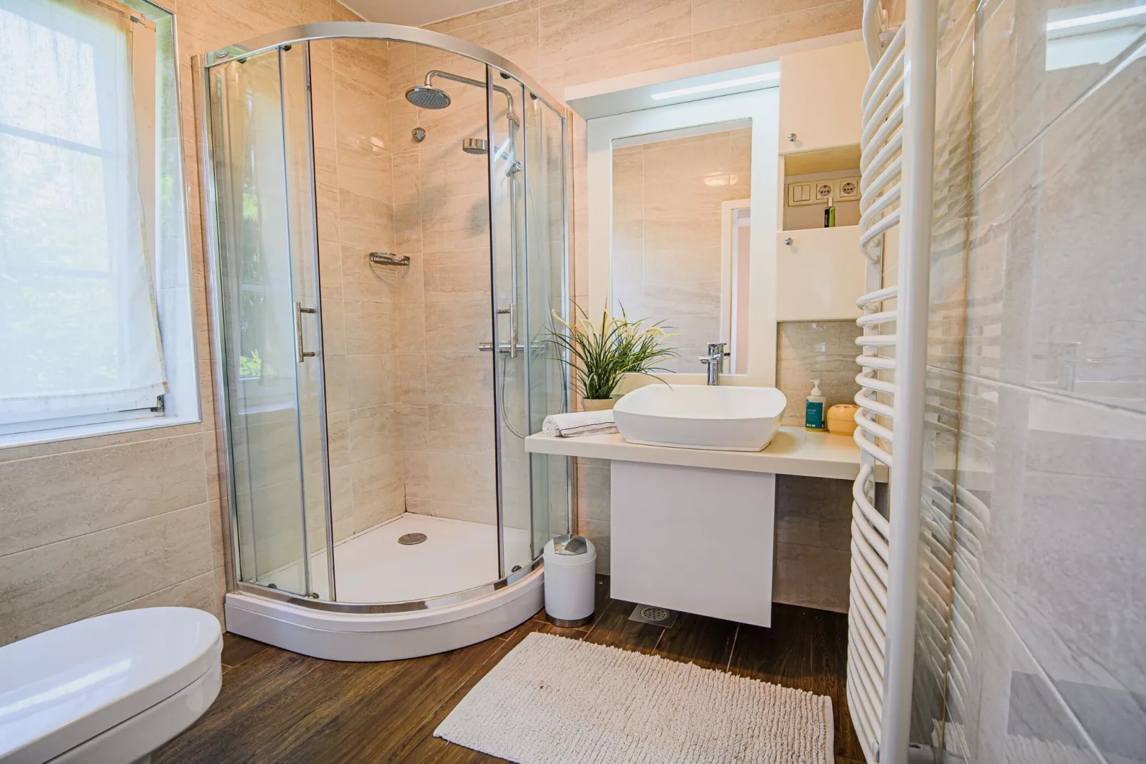 Stunning Rural Holiday Home with Garden and BBQ -  Four Bedroom Holiday Home-Bathroom