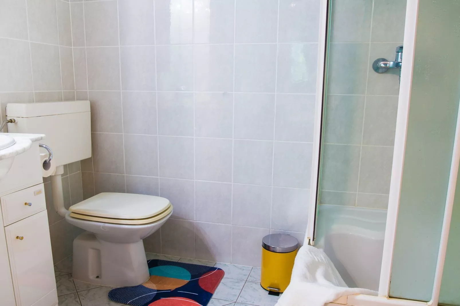 Rustic Authentic Holiday Home with Terrace and Wood Stove - Three Bedroom Holiday Home with Terrace-Badezimmer