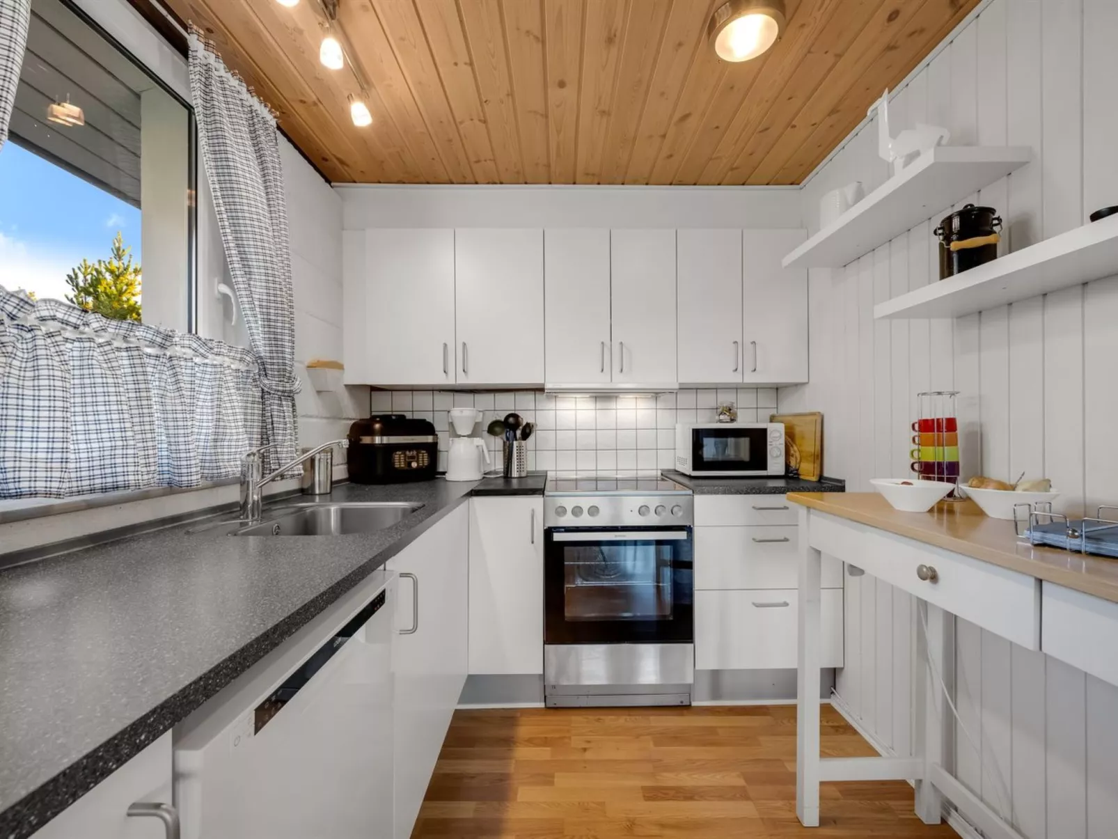 "Sjarlotte" - 400m to the fjord-Inside