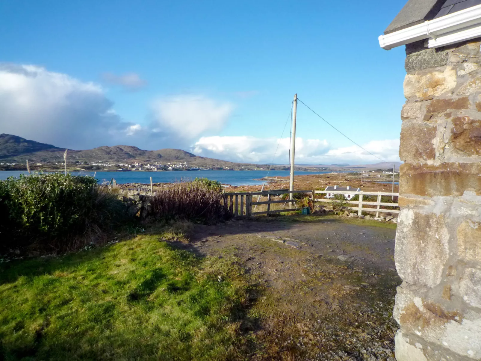 Bridies Holiday Cottage Roundstone-Outside