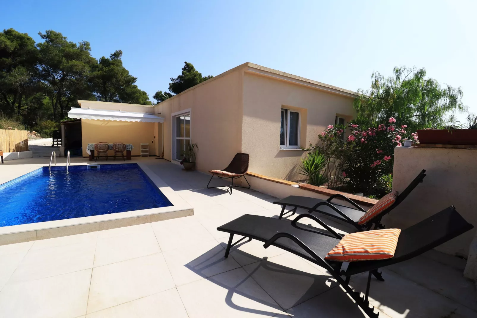 House Leta Cozy Hideaway with Pool - Four Bedroom Holiday Home with Pool-Swimming pool