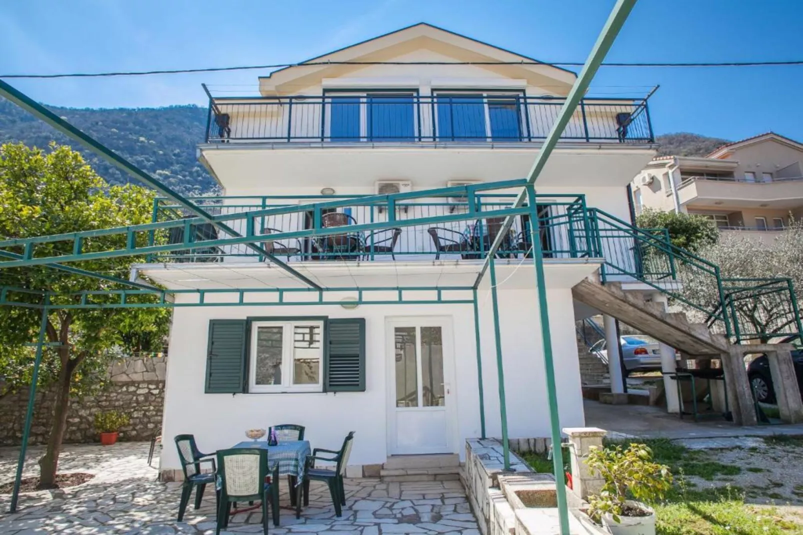 Charming Seaside Escape in Kotor - One Bedroom Apartment with Sea View 2-Im Freien