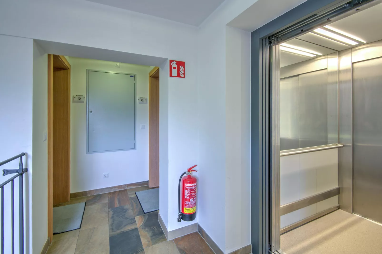 Brunner Apartment Top 6-Flur