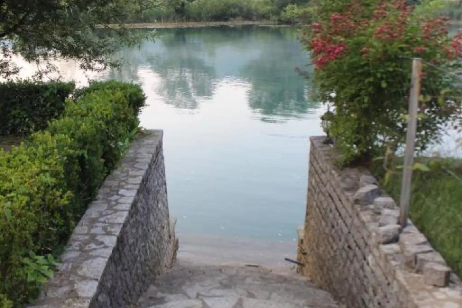 Four bedroom home with river view-Im Freien