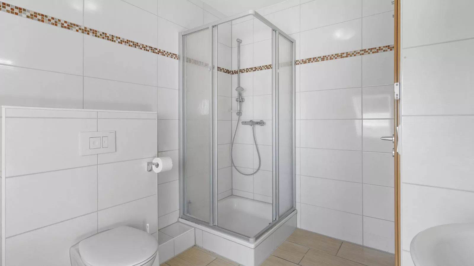 Windflüchter links mit Sauna-Badezimmer