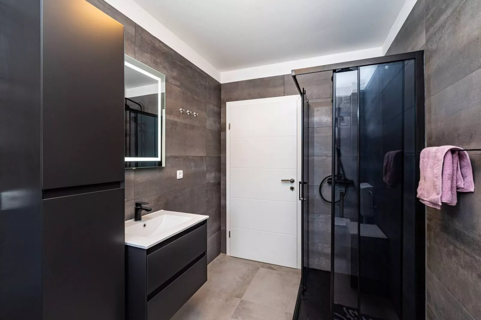 Luxury Villa Escape-Bathroom