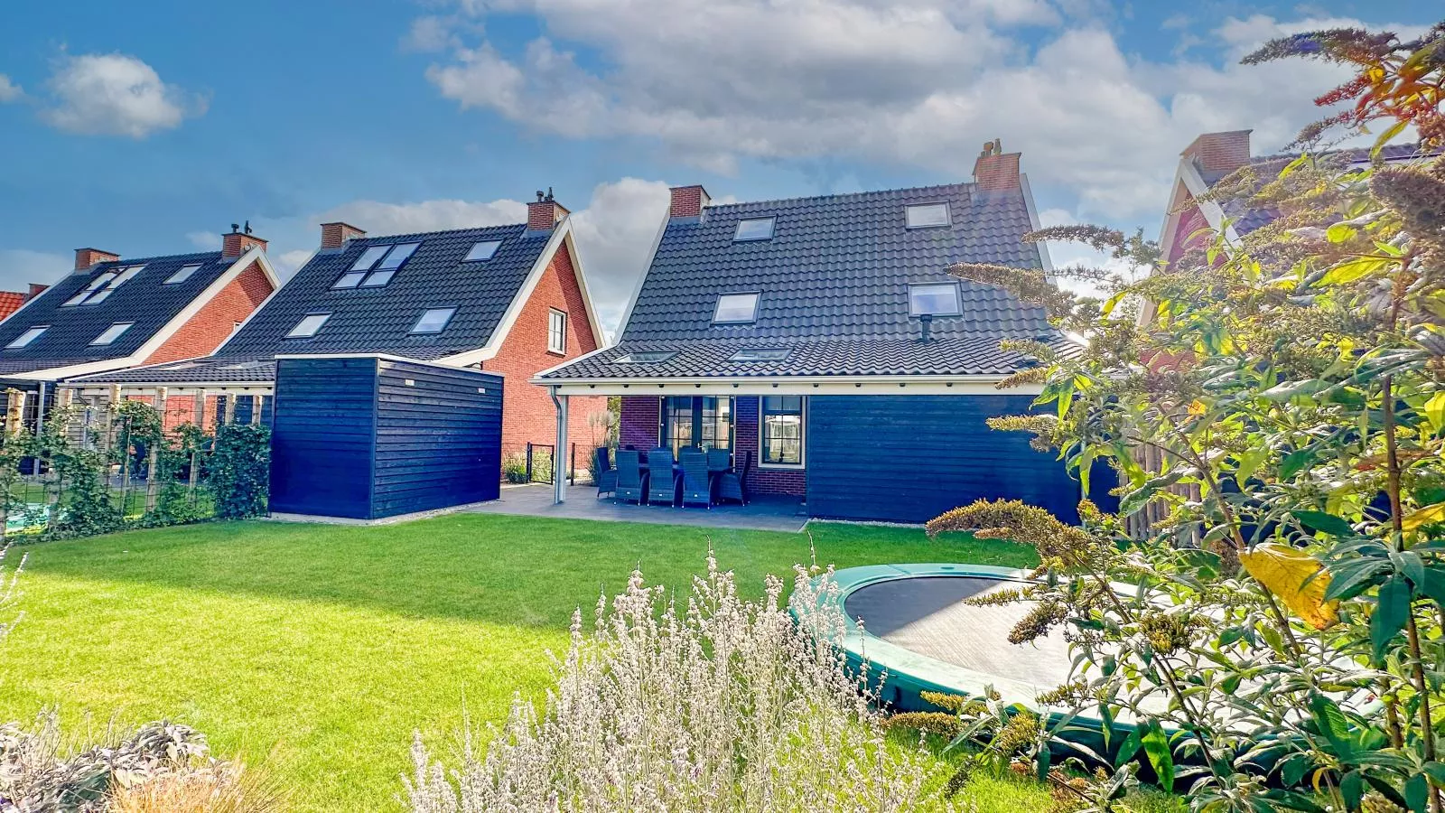 Dune Deluxe 77-Exterior in summer