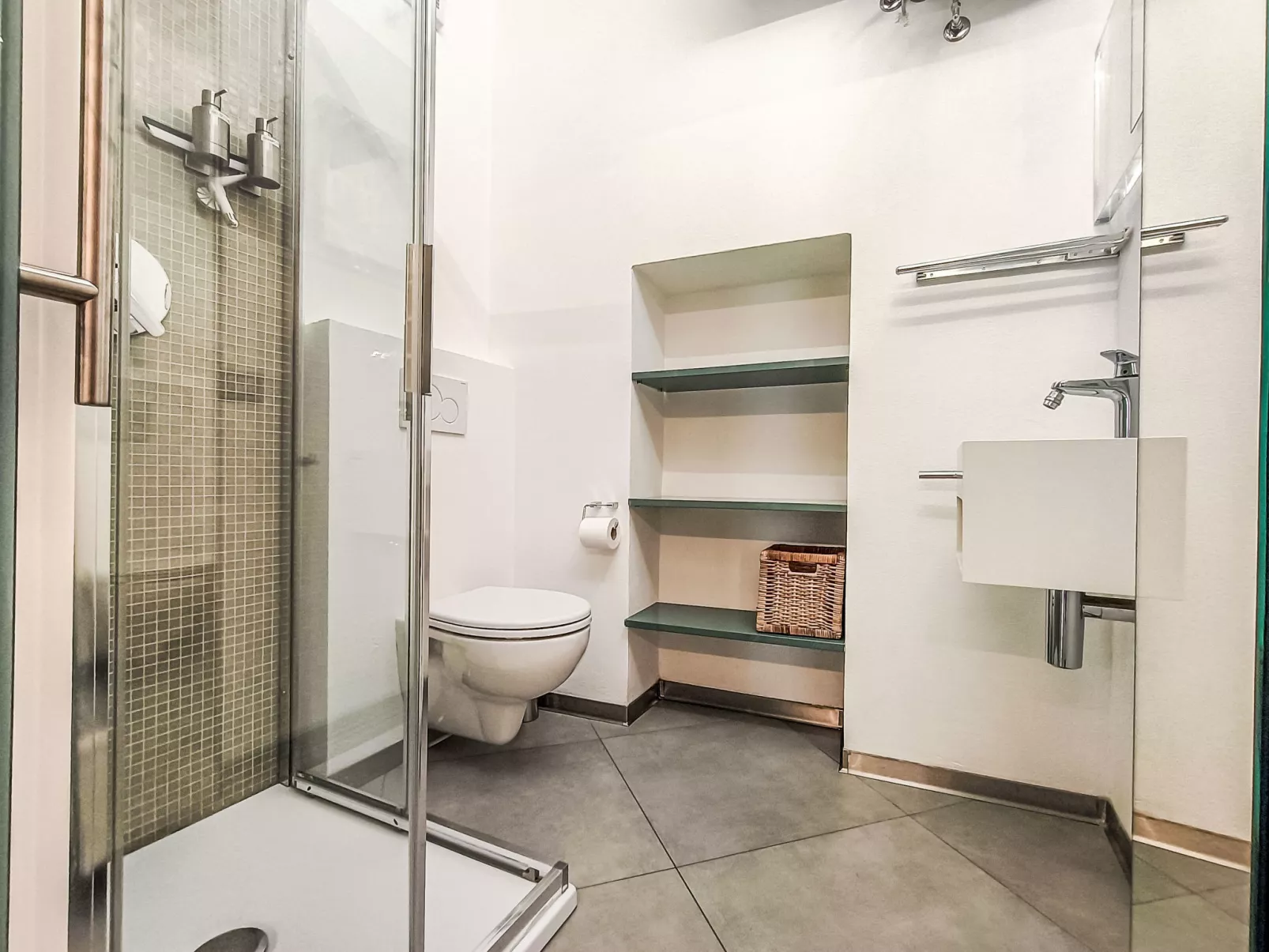 Terrazza con glicine-Drinnen