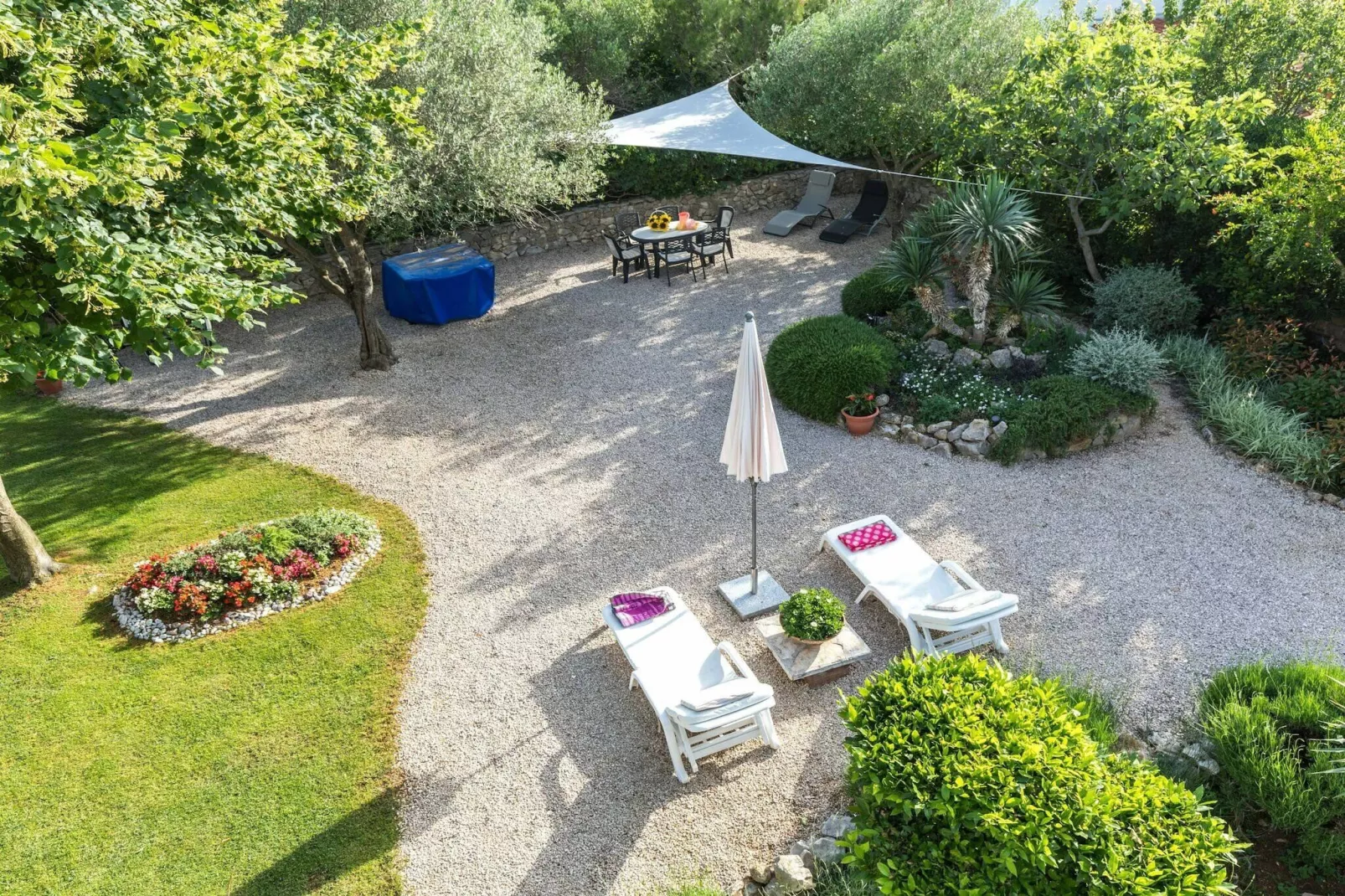 Beach apartment Jadrija-Gardens in summer