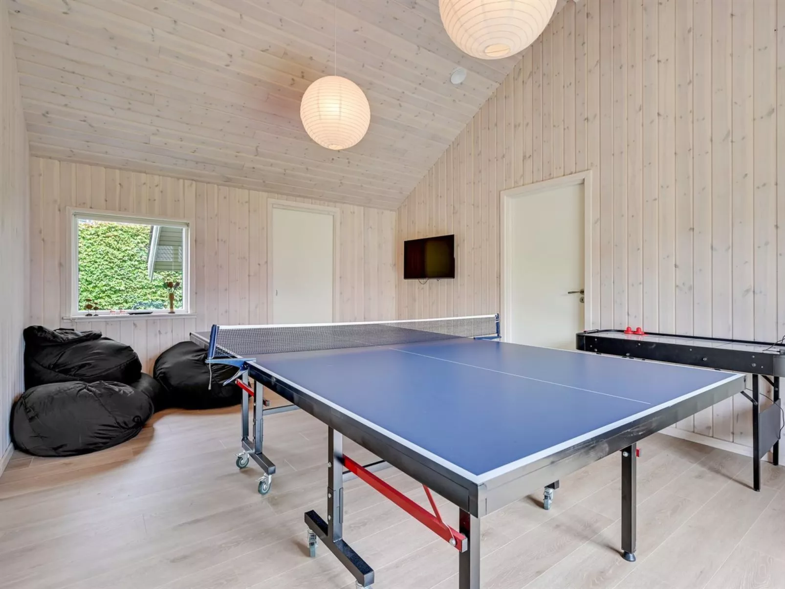 "Regni" - 300m to the fjord-Inside