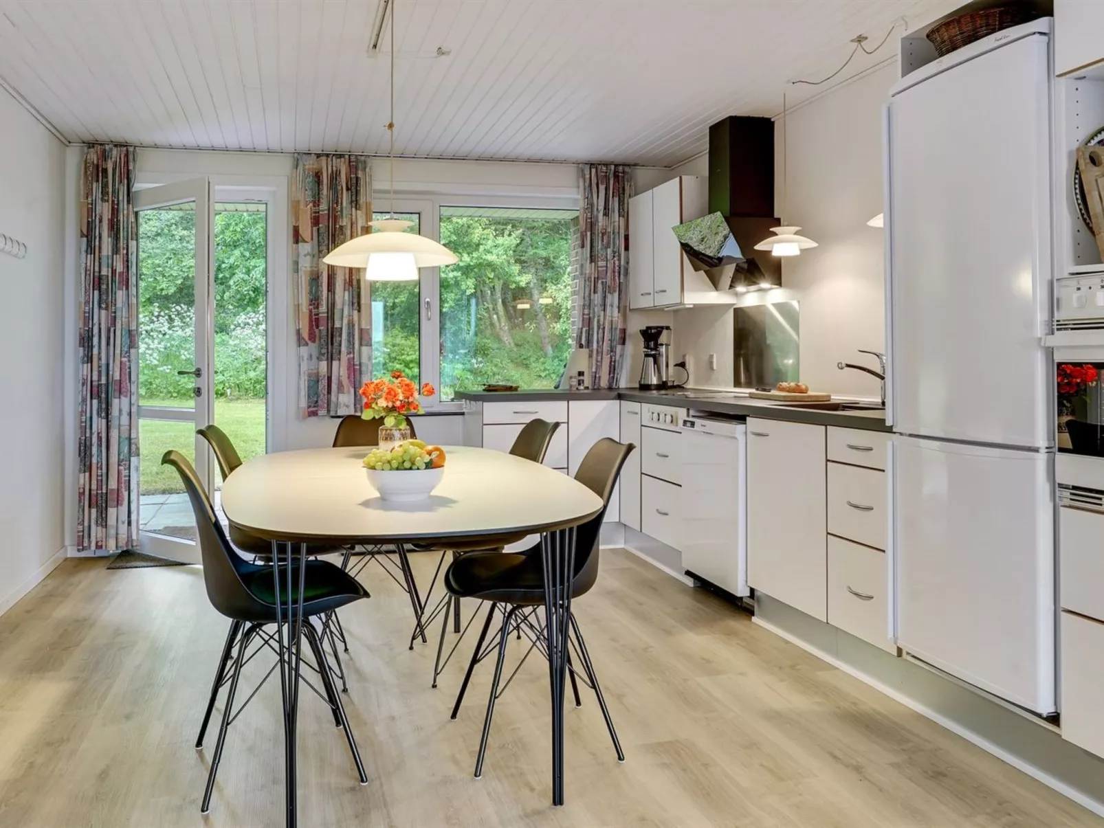 "Ephra" - 250m to the fjord-Drinnen