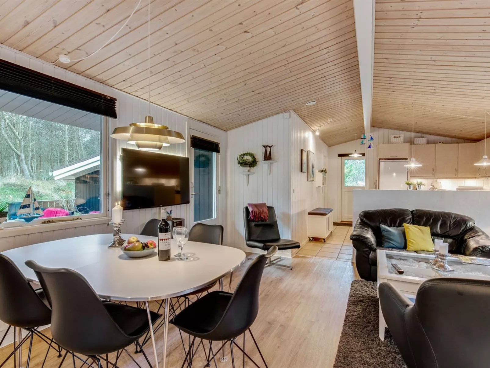 "Emeline" - 1.7km from the sea-Inside