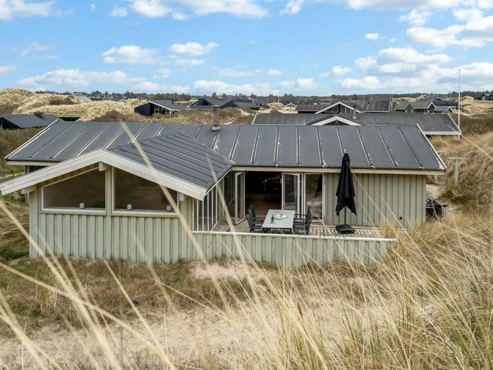 "Erwith" - 50m from the sea-Outside