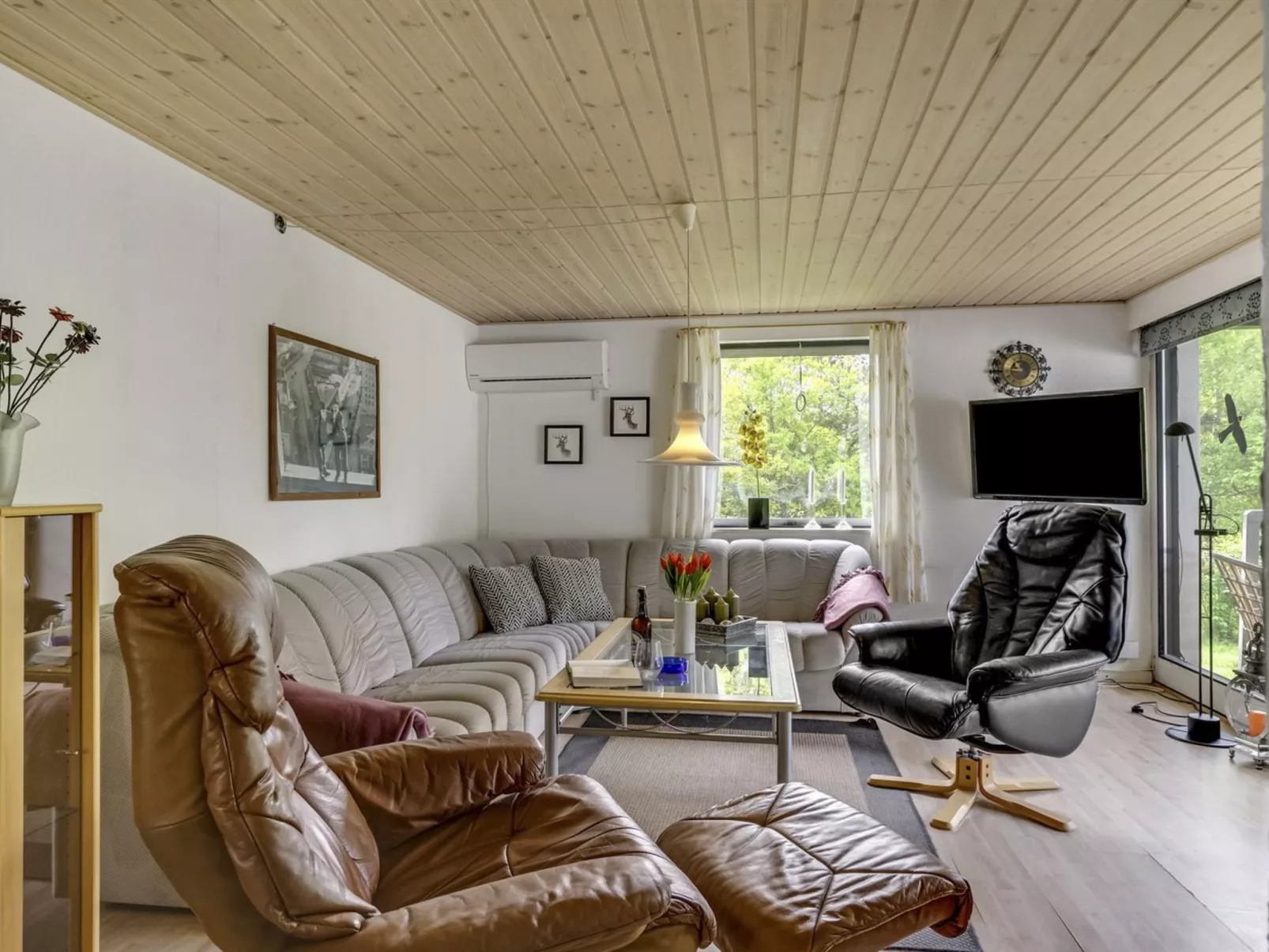 "Yak" - 350m from the sea-Drinnen