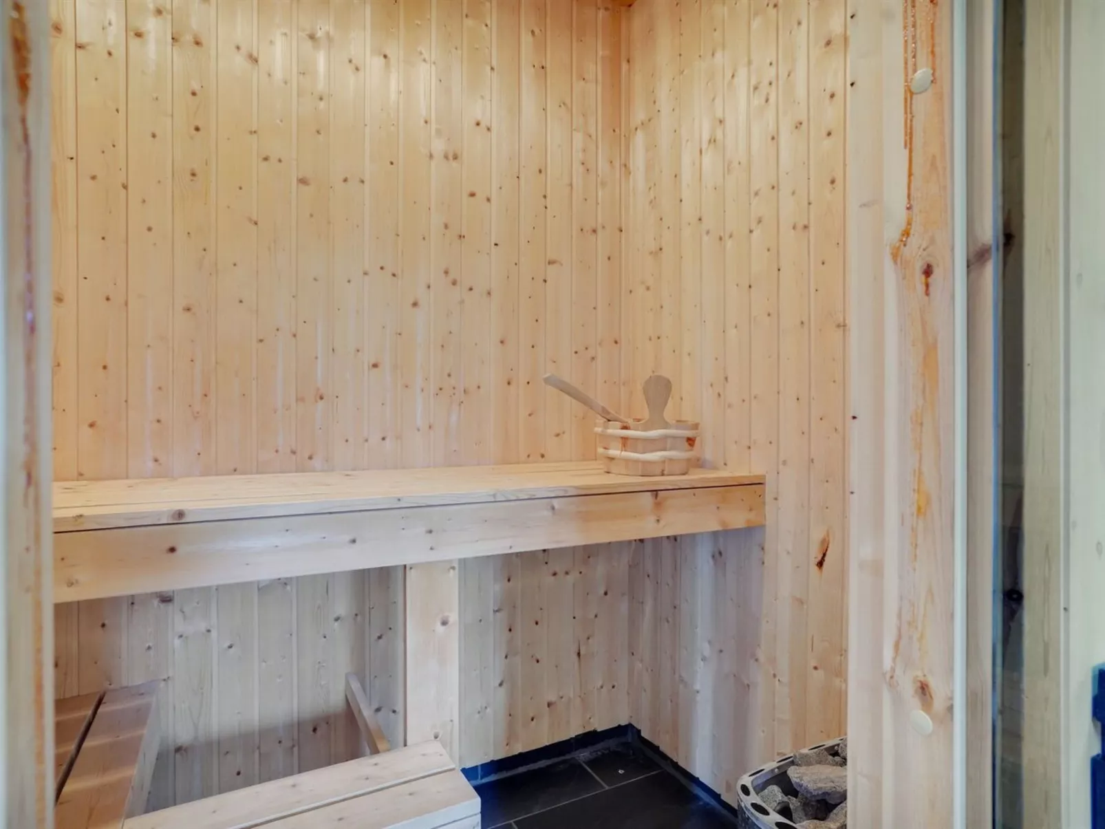 "Mayke" - 900m from the sea-Dedans