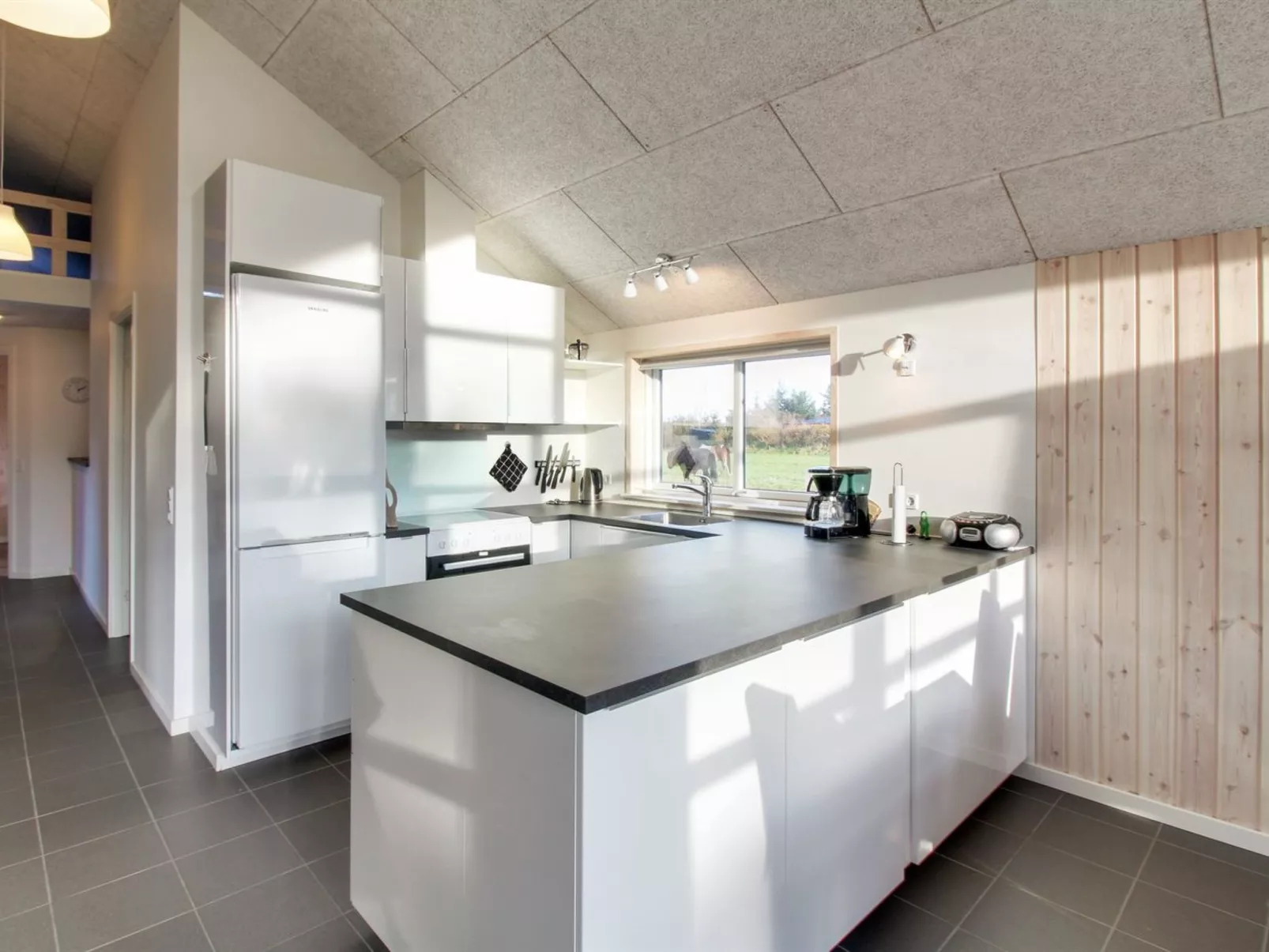 "Ethel" - 1.5km to the fjord-Drinnen