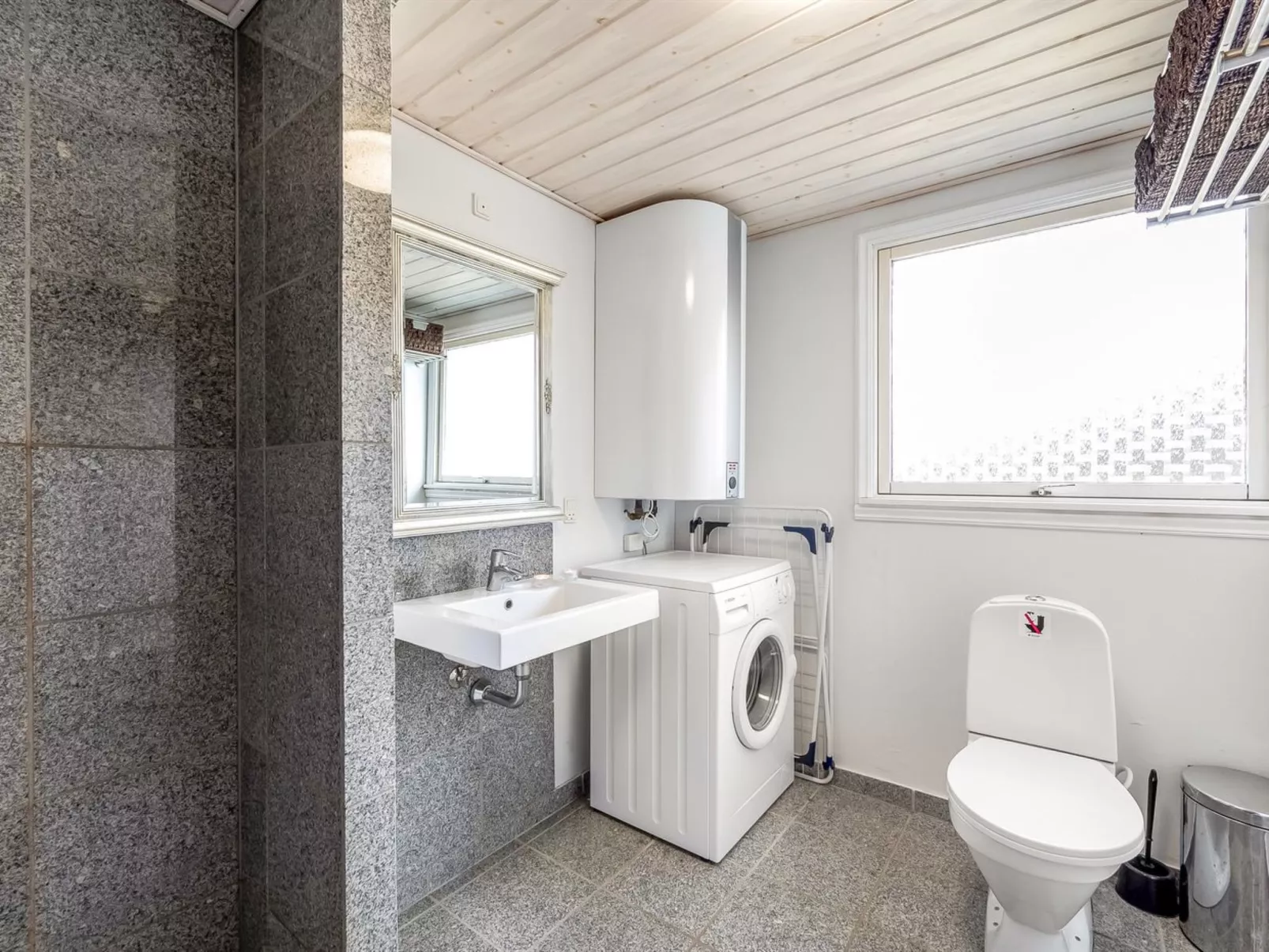 "Heera" - 100m to the fjord-Dedans