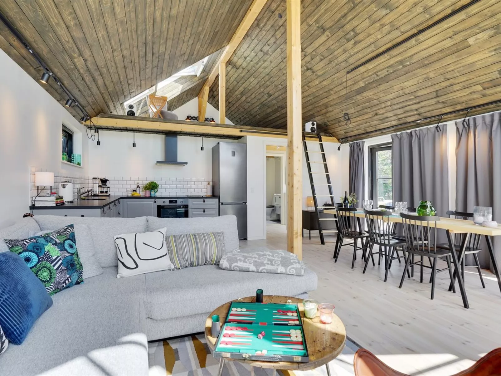 "Henrik" - 100m from the sea-Drinnen