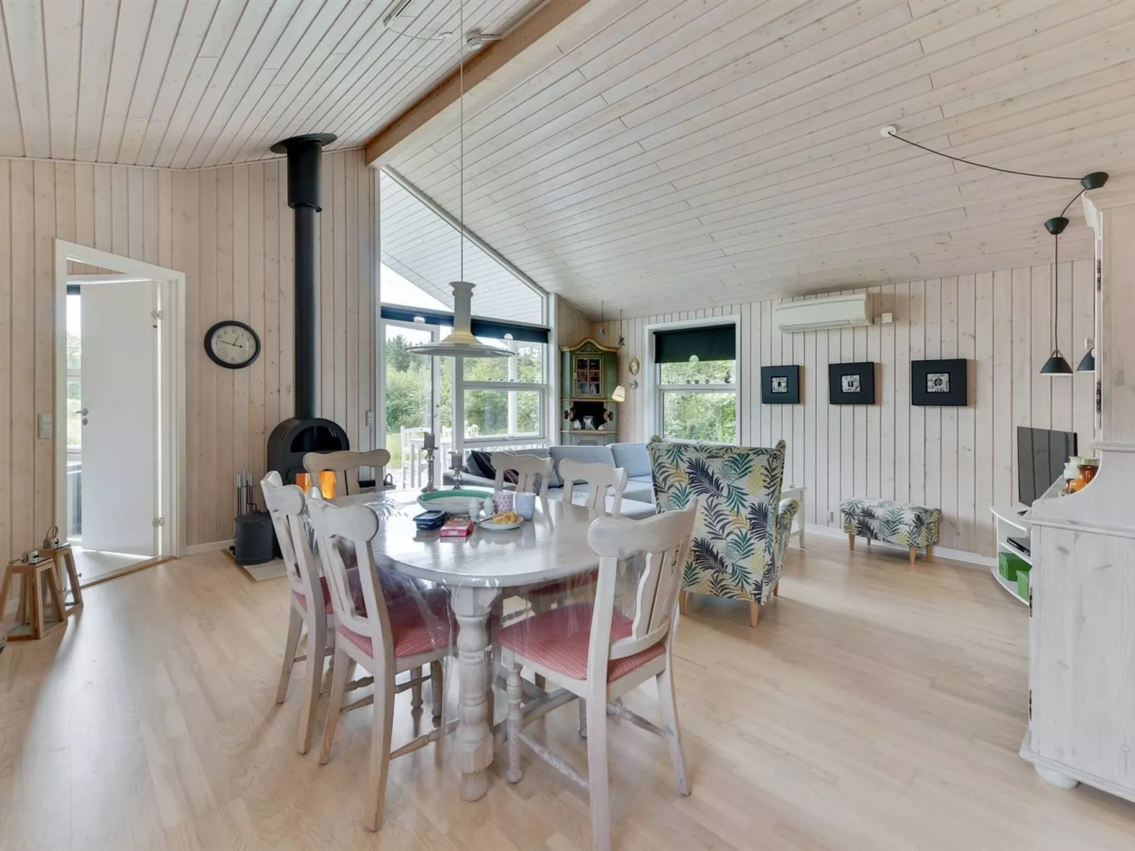 "Estrid" - 30km from the sea-Drinnen