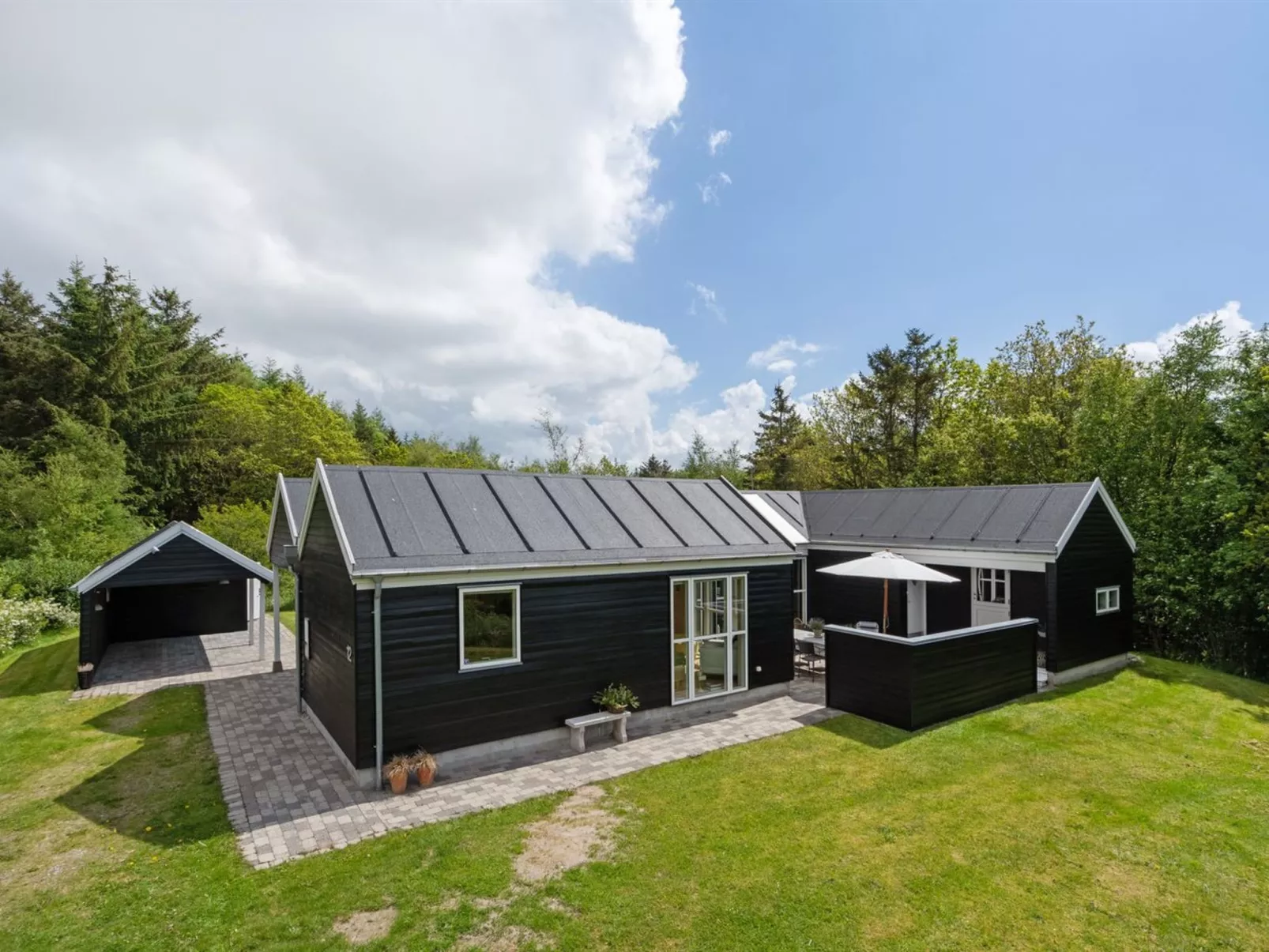 "Eireen" - 600m to the fjord-Outside