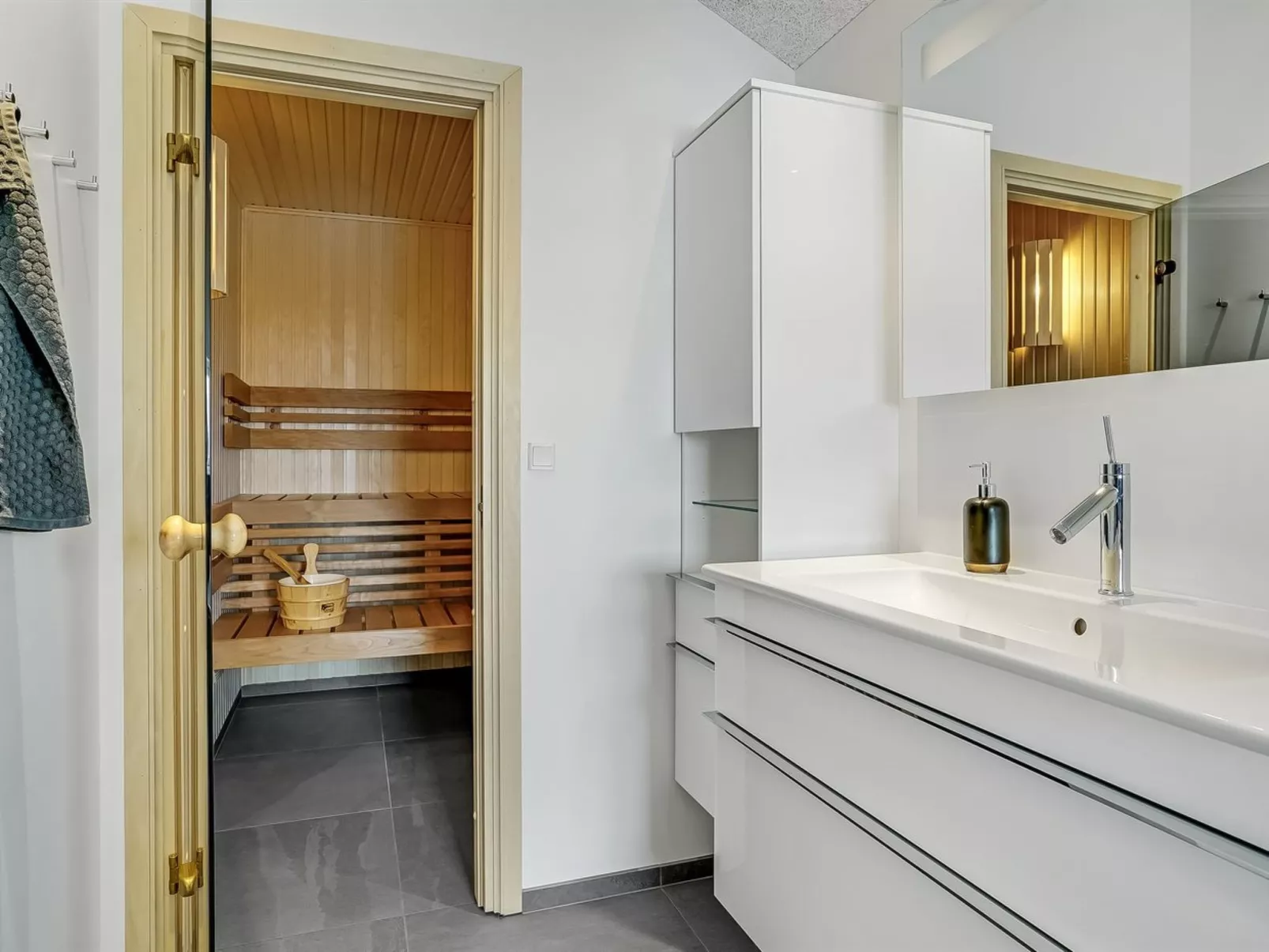 "Fegge" - 1.5km from the sea-Inside