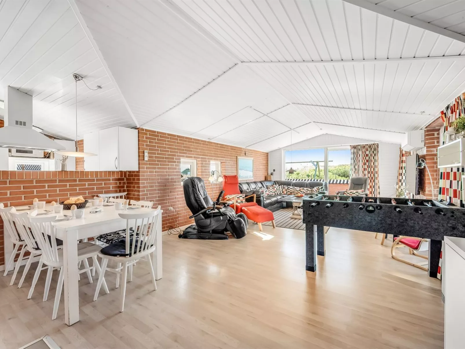 "Fia" -  from the sea-Drinnen