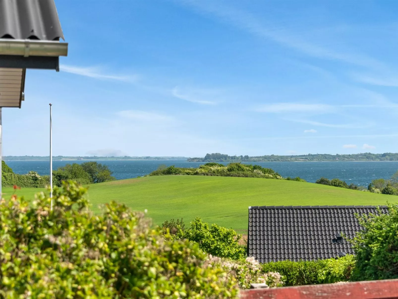 "Axeln" - 300m to the fjord-Outside