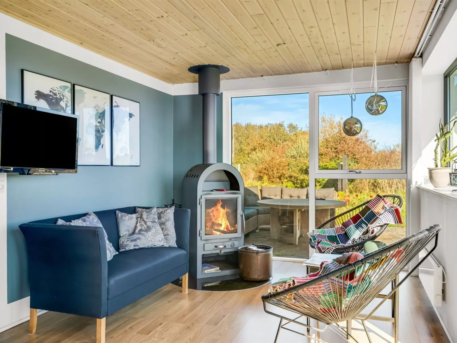 "Dunja" - 200m to the fjord-Drinnen