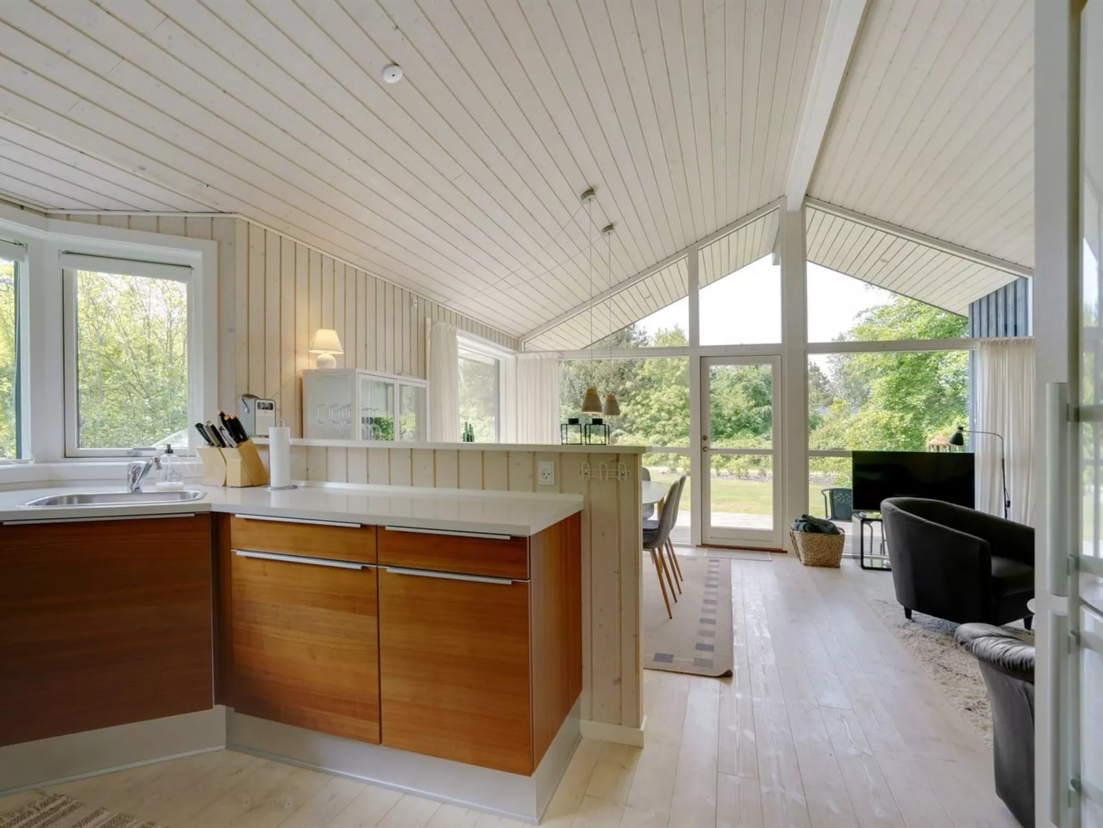 "Elevine" - 300m to the fjord-Dedans