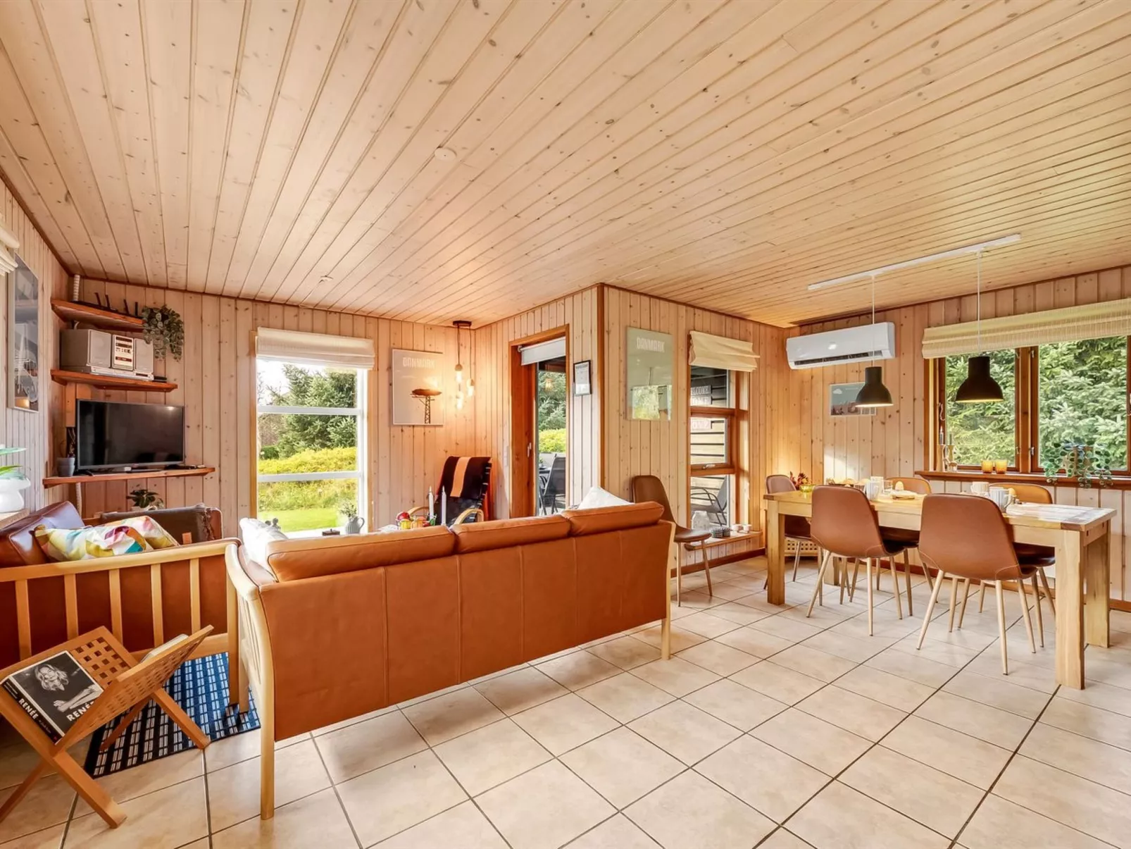 "Engeline" - 300m to the fjord-Drinnen