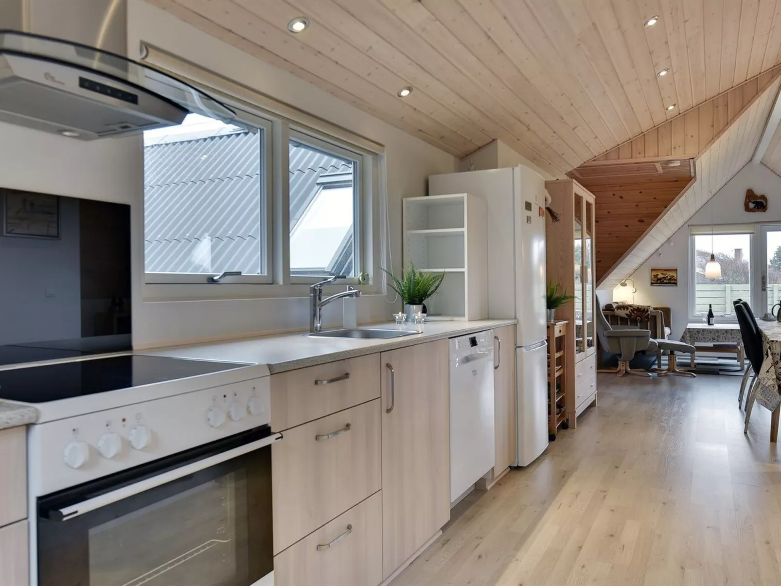 "Hinz" -  from the sea-Drinnen