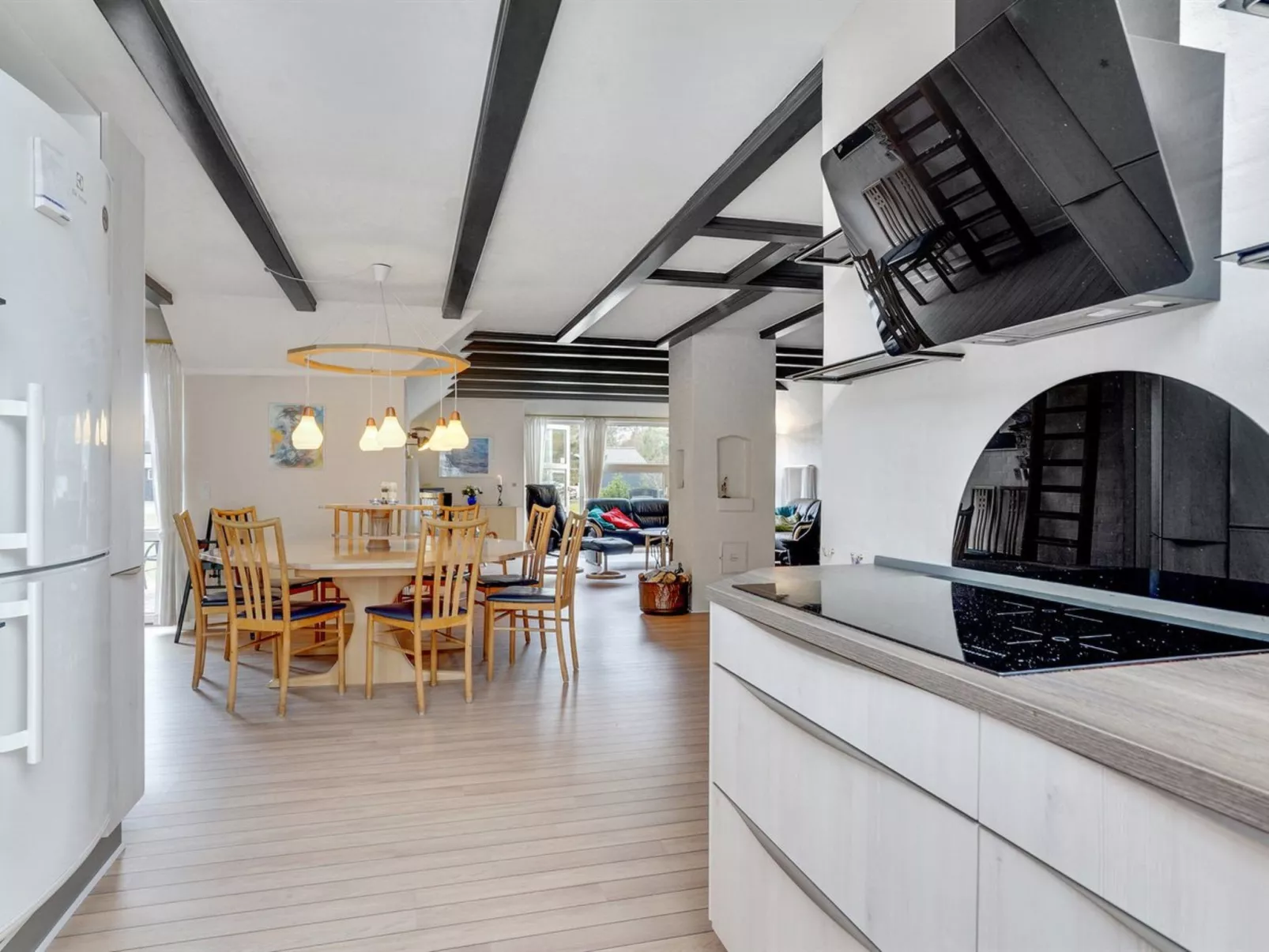 "Swening" - 2.1km from the sea-Drinnen