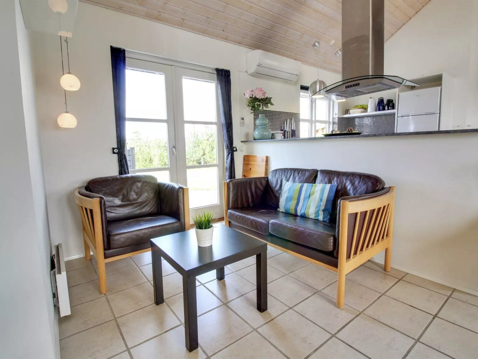 "Arnger" - 300m to the fjord-Inside