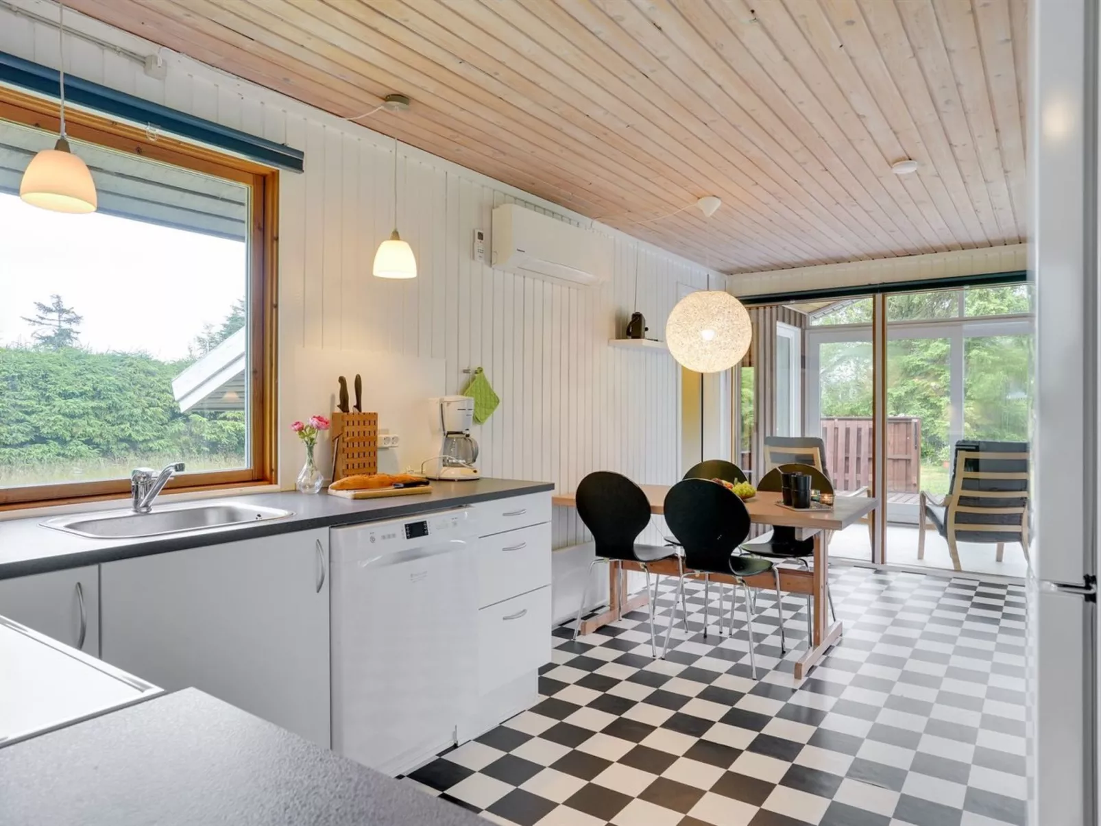 "Soraya" - 700m to the fjord-Inside