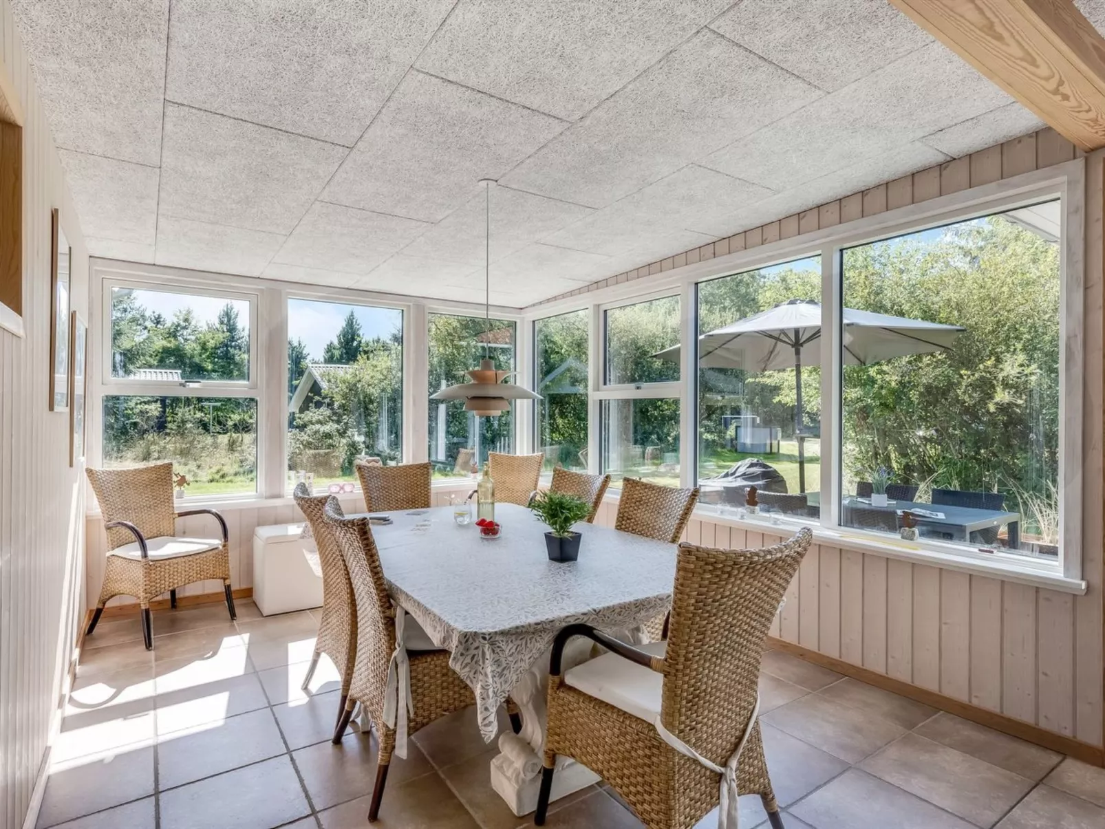 "Yall" - 1km from the sea-Inside