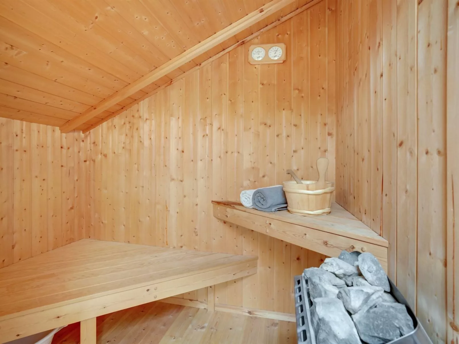 "Ely" - 300m from the sea-Inside