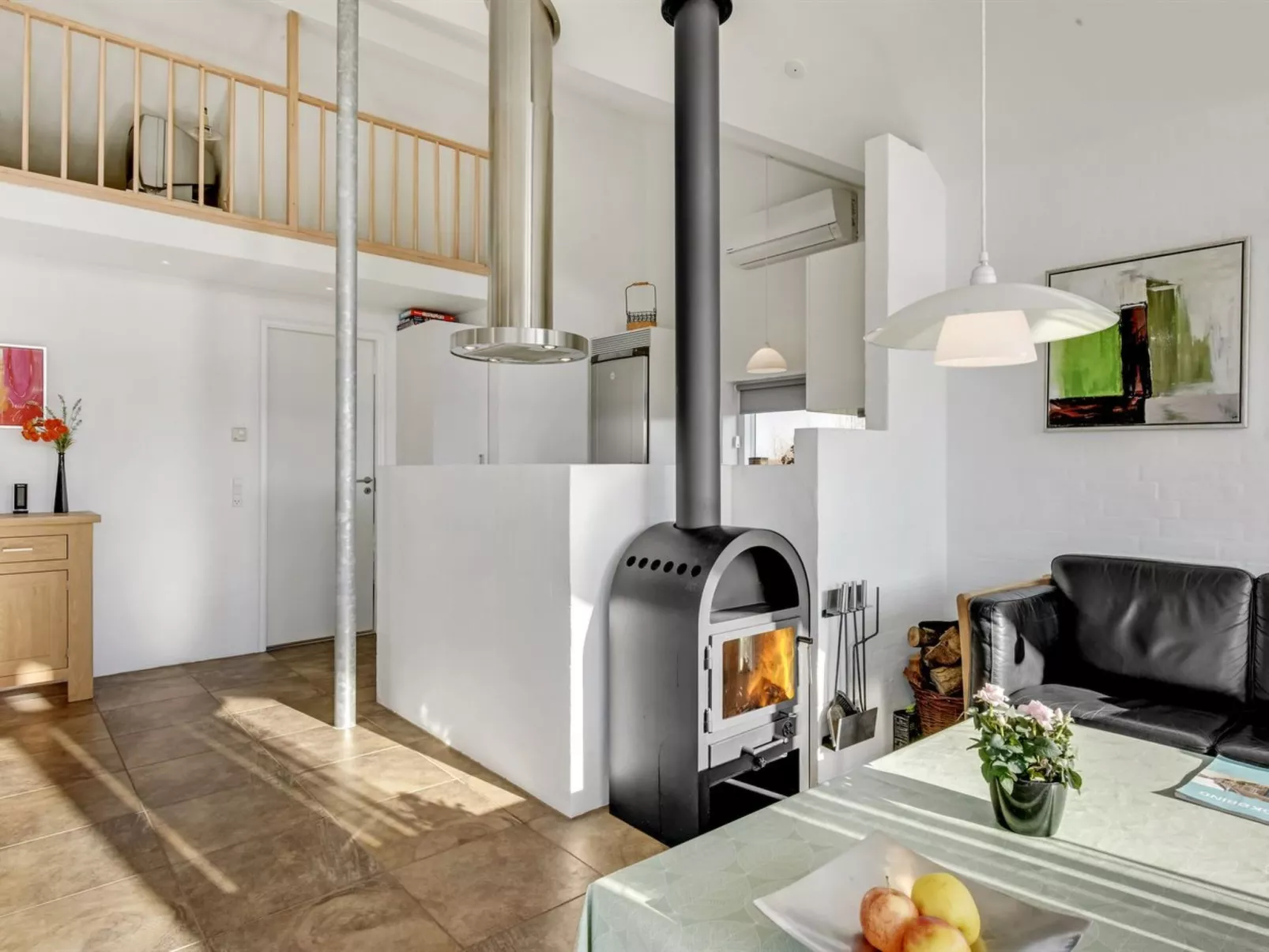 "Donka" - 300m to the fjord-Drinnen