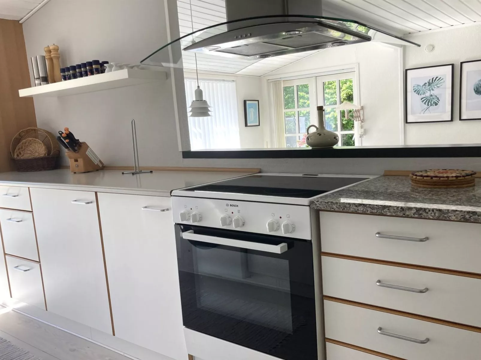 "Jeip" - 400m to the fjord-Dedans