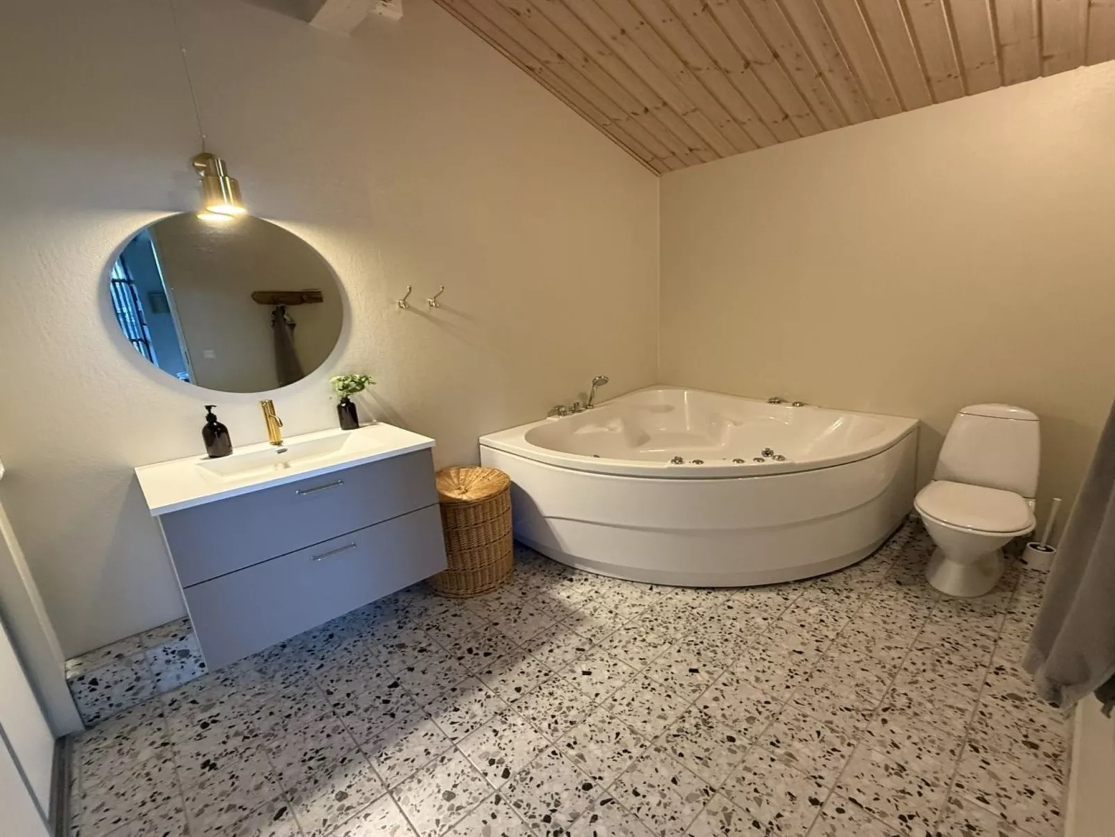 "Glenda" - 3km from the sea-Inside