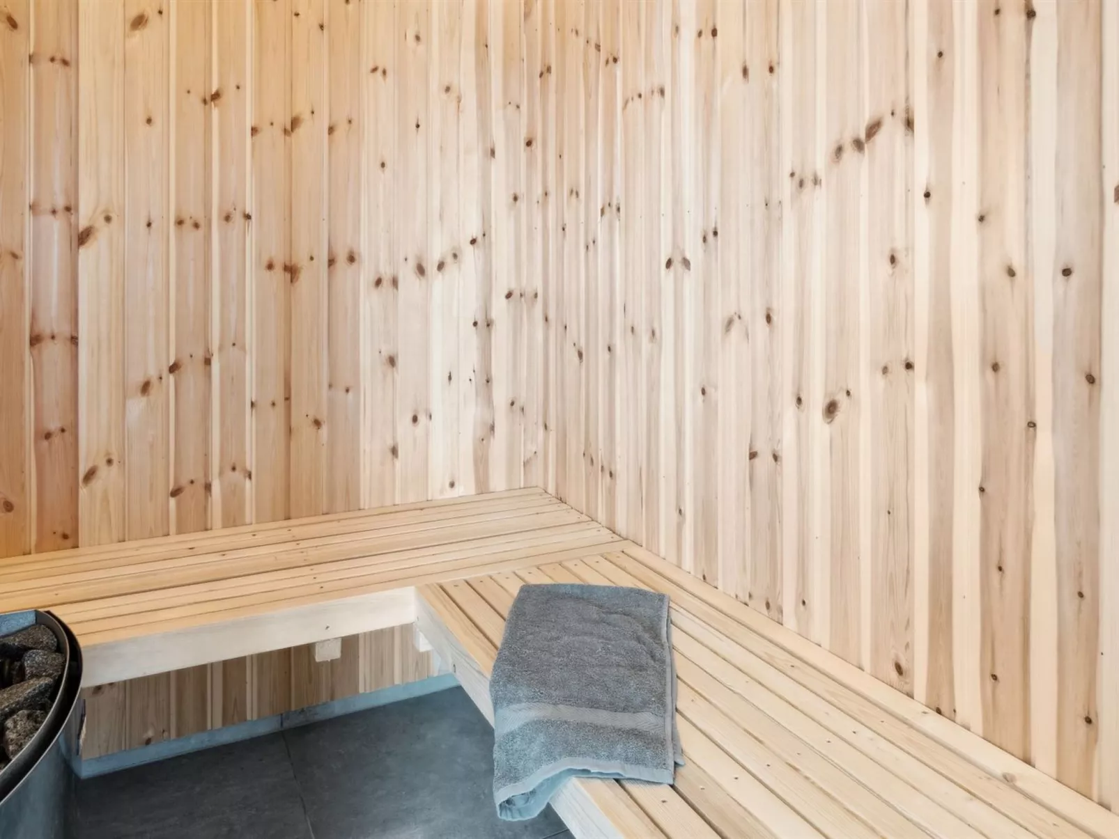 "Ann" - 1.3km from the sea-Dedans