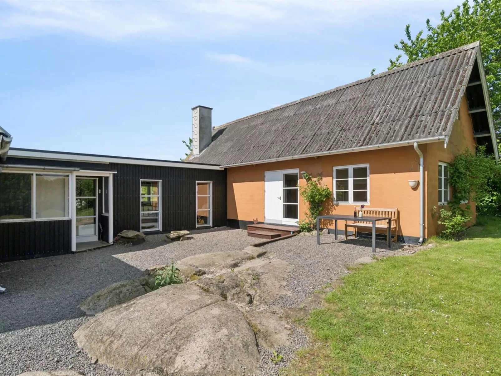 "Adrienne" - 6.4km from the sea-Outside