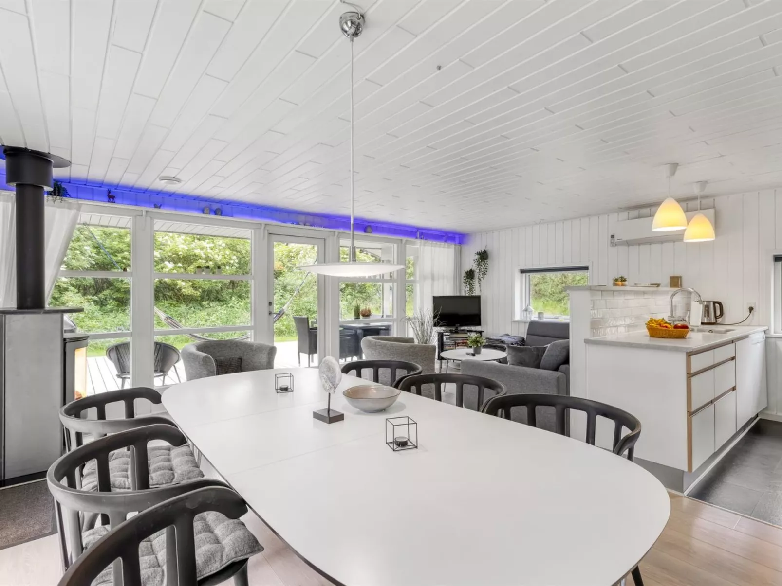 "Yngve" - 1.2km from the sea-Inside