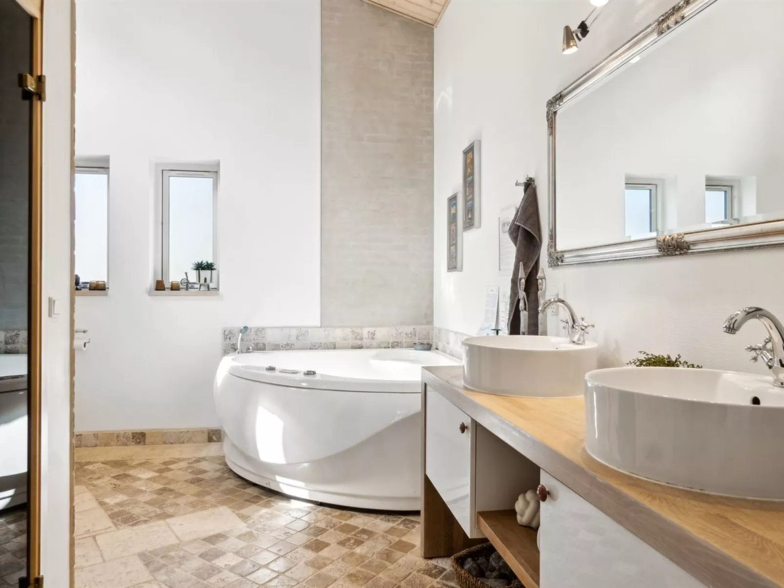 "Romil" - 2.1km from the sea-Inside